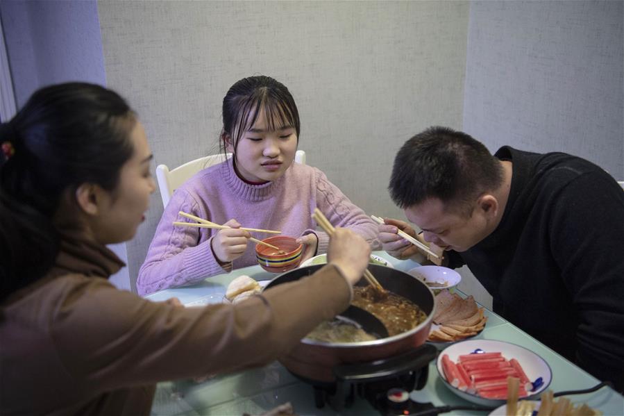 CHINA-SHANXI-RAILWAY-"DIFFICULT-TO-MEET" COUPLE-SPRING FESTIVAL AWAY FROM HOME (CN)