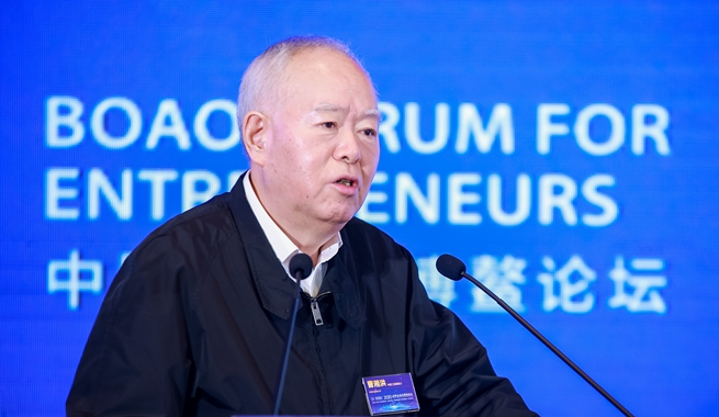 中國(guó)工程院院士，中國(guó)石油化工集團(tuán)有限公司原黨組成員、高級(jí)副總裁曹湘洪演講