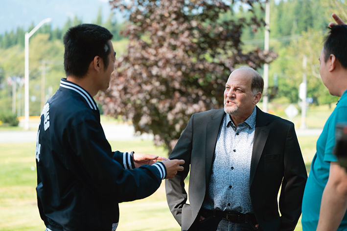 基蒂马特市市长菲尔·格缪斯接受本刊记者采访中 基蒂马特市市长菲尔·格缪斯接受本刊记者采访中