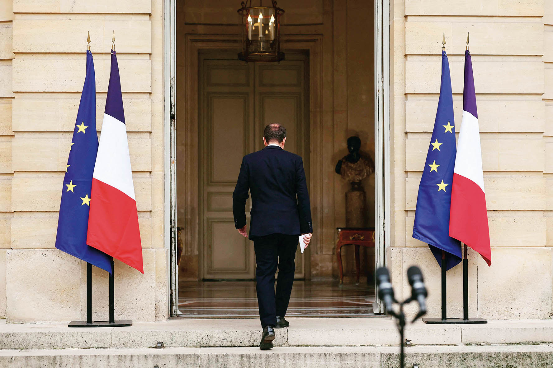 三足鼎立下的法国政治困局