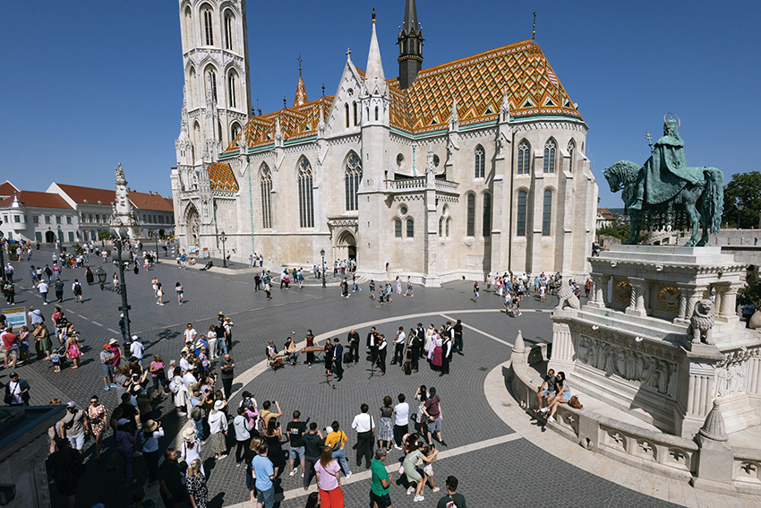 與余澤民相遇，與拉斯洛結緣