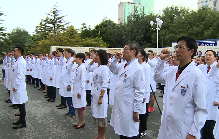 致敬偉大改革｜對話40年，講述身邊的健康故事（第二十集）——設(shè)立醫(yī)師節(jié)，醫(yī)務(wù)人員有了自己的節(jié)日