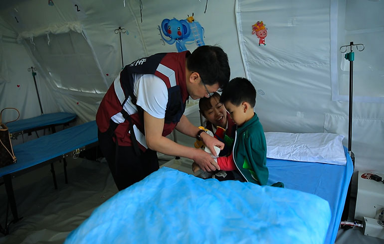 致敬偉大改革｜對話40年，講述身邊的健康故事（第十四集）——白衣衛(wèi)士：與時間賽跑