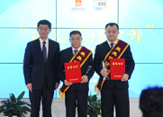 劉正榮為獲獎者易賢孝、張海威頒獎