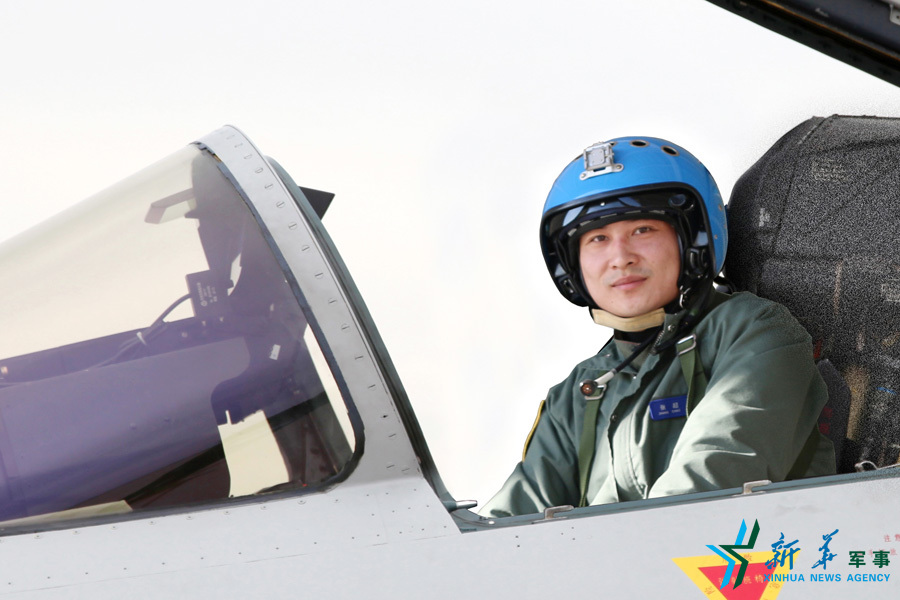 ↑戰機上準備起飛的張超。 ↑戰機上準備起飛的張超。