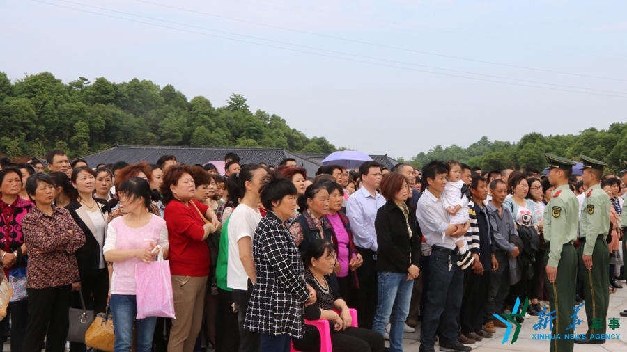 ↑張超烈士骨灰安葬儀式現場，岳陽的父老鄉親紛紛來給張超送別。