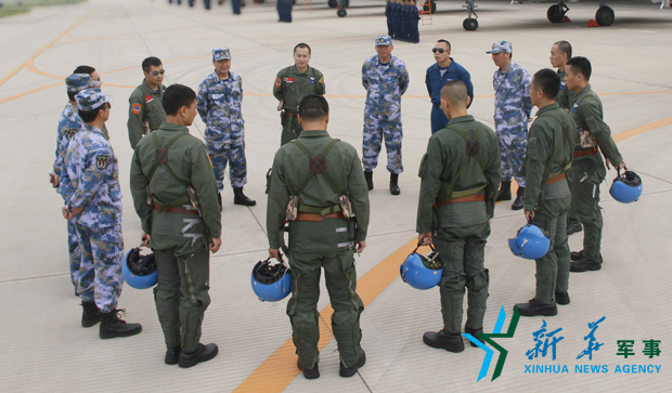 飛行后，黨委班子現(xiàn)場(chǎng)講評(píng)飛行情況。