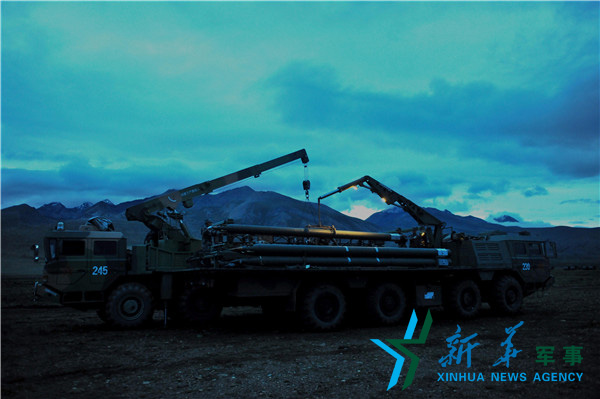 ↑昏暗條件下錘煉官兵火箭彈調裝技能 。（宋來蕤攝）