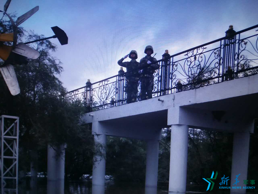 ↑中秋佳節，珍寶島的官兵在洪水中的堅守。