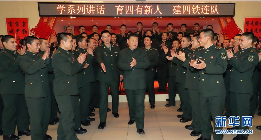 1月23日,習(xí)近平專程來到陸軍第65集團(tuán)軍,深入基層連隊(duì),看望慰問官兵,代表黨中央和中央軍委,向全軍指戰(zhàn)員、武警部隊(duì)官兵、民兵預(yù)備役人員致以誠摯問候和新春祝福。這是習(xí)近平在該集團(tuán)軍“大功三連”同官兵在一起。新華社記者李剛攝 1月23日,習(xí)近平專程來到陸軍第65集團(tuán)軍,深入基層連隊(duì),看望慰問官兵,代表黨中央和中央軍委,向全軍指戰(zhàn)員、武警部隊(duì)官兵、民兵預(yù)備役人員致以誠摯問候和新春祝福。這是習(xí)近平在該集團(tuán)軍“大功三連”同官兵在一起。新華社記者李剛攝