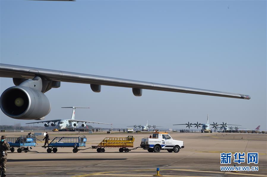 （聚焦疫情防控·圖文互動）（4）空軍第四次向武漢大規(guī)?？者\醫(yī)療隊員和物資
