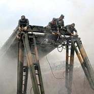 實拍解放軍架設“大塊頭”自動化鋼橋