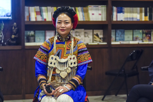 阿牛阿呷：對彝族姑娘來說，胎教就是彝族的刺繡文化，但是當我們走出來，我們覺得我們對其他支系的服飾知識了解太少了，需要學習的很多，所以開辦了這個專業。