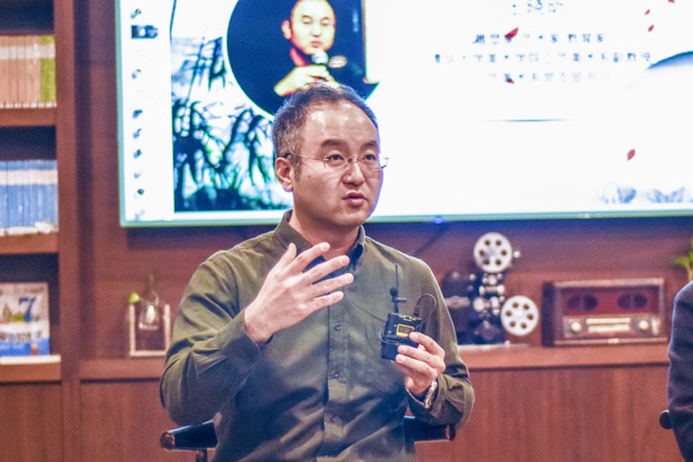 王曉昕：語言問題其實是非遺傳承所面臨的一個普遍問題。非遺傳承人可能有很好的技藝，但是因為語言問題沒有辦法與外面的人交流，就失去了傳承的機會。