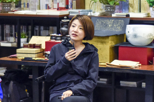 秦思：堅持還是因為熱愛，我一直想把有意義的事情做得有意思。我希望有更多的人來關注非遺文化，把文化融入到工藝當中。