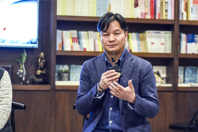 丁大為：烏銅走銀有三百年的歷史了，是云南地區獨有的技藝。這門技藝入門大概需要3年，學成需要20年。用語言去表達它其實是很難的。