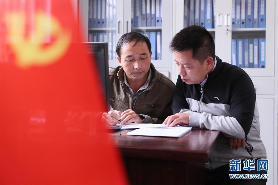 （新華全媒頭條·十九大特別報(bào)道·圖文互動(dòng)）（15）再塑黨的形象的偉大工程——中國共產(chǎn)黨自身建設(shè)的五年探索之路