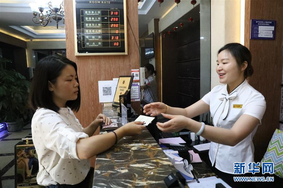 (十九大時(shí)光·圖文互動(dòng))(5)民生美景令人憧憬 美好生活召喚奮斗——來(lái)自基層蹲點(diǎn)現(xiàn)場(chǎng)的報(bào)道