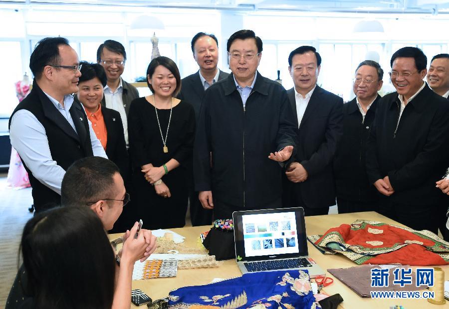 5月8日至11日,中共中央政治局常委、全國(guó)人大常委會(huì)委員長(zhǎng)張德江在浙江調(diào)研。這是5月9日,張德江來到位于嘉興市的雅瑩服裝有限公司,了解公司的服裝設(shè)計(jì)、生產(chǎn)和銷售情況。新華社記者 馬占成 攝 5月8日至11日,中共中央政治局常委、全國(guó)人大常委會(huì)委員長(zhǎng)張德江在浙江調(diào)研。這是5月9日,張德江來到位于嘉興市的雅瑩服裝有限公司,了解公司的服裝設(shè)計(jì)、生產(chǎn)和銷售情況。新華社記者 馬占成 攝