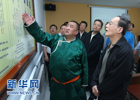 這是7月3日，王岐山在巴彥德力格爾嘎查“兩委”活動室了解基層黨建情況。新華社記者 龐興雷 攝