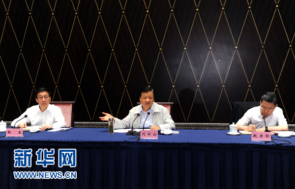 部分省區市教育實踐活動工作座談會近日先后在西寧、上海召開,中共中央政治局常委、中央黨的群眾路線教育實踐活動領導小組組長劉云山出席并講話。這是7月23日,劉云山出席上海座談會并講話。新華社記者 饒愛民 攝 部分省區市教育實踐活動工作座談會近日先后在西寧、上海召開,中共中央政治局常委、中央黨的群眾路線教育實踐活動領導小組組長劉云山出席并講話。這是7月23日,劉云山出席上海座談會并講話。新華社記者 饒愛民 攝