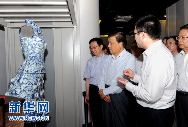 這是7月22日,劉云山在上海國家對外文化貿易基地調研。新華社記者 饒愛民 攝 這是7月22日,劉云山在上海國家對外文化貿易基地調研。新華社記者 饒愛民 攝