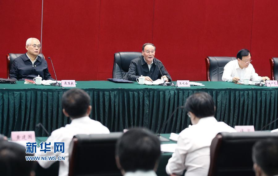 5月8日至10日，中共中央政治局常委、中央紀(jì)委書記王岐山到浙江省調(diào)研，并主持召開部分省區(qū)市紀(jì)委書記座談會(huì)。這是5月9日，王岐山在嘉興主持召開部分省區(qū)市紀(jì)委書記座談會(huì)。新華社記者 姚大偉 攝 