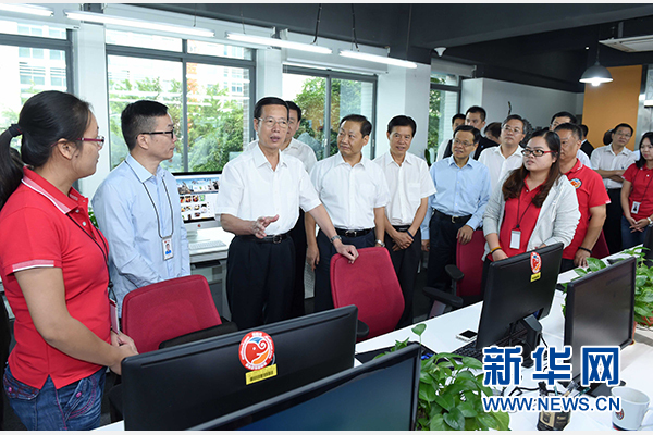 9月16日至18日,中共中央政治局常委、國務院副總理張高麗在廣西調研。這是9月17日,張高麗在南寧美麗傳說公司調研承接產業轉移和開展跨境電子商務情況。 新華社記者張鐸攝 9月16日至18日,中共中央政治局常委、國務院副總理張高麗在廣西調研。這是9月17日,張高麗在南寧美麗傳說公司調研承接產業轉移和開展跨境電子商務情況。 新華社記者張鐸攝