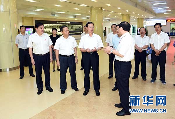 9月16日至18日,中共中央政治局常委、國務院副總理張高麗在廣西調研。這是9月17日,張高麗在南寧市公共資源交易中心對外服務大廳了解自治區簡政放權有關工作。 新華社記者張鐸攝 9月16日至18日,中共中央政治局常委、國務院副總理張高麗在廣西調研。這是9月17日,張高麗在南寧市公共資源交易中心對外服務大廳了解自治區簡政放權有關工作。 新華社記者張鐸攝