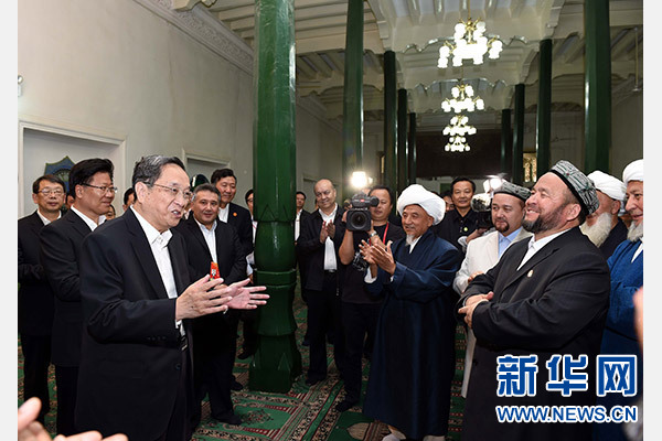 9月26日，中共中央政治局常委、全國(guó)政協(xié)主席、中央代表團(tuán)團(tuán)長(zhǎng)俞正聲率中央代表團(tuán)部分成員赴喀什看望各族干部群眾。這是俞正聲等來到喀什市艾提尕爾清真寺，與喀什地區(qū)宗教人士代表交流。新華社記者 饒愛民 攝  