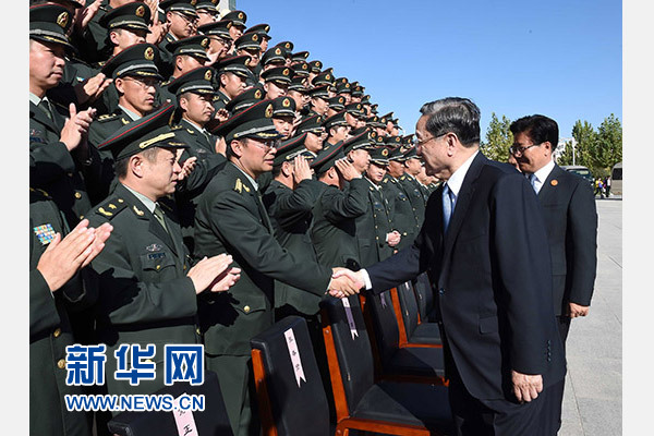 這是俞正聲等赴南疆軍區(qū)慰問,會(huì)見官兵代表。新華社記者 饒愛民 攝 這是俞正聲等赴南疆軍區(qū)慰問,會(huì)見官兵代表。新華社記者 饒愛民 攝