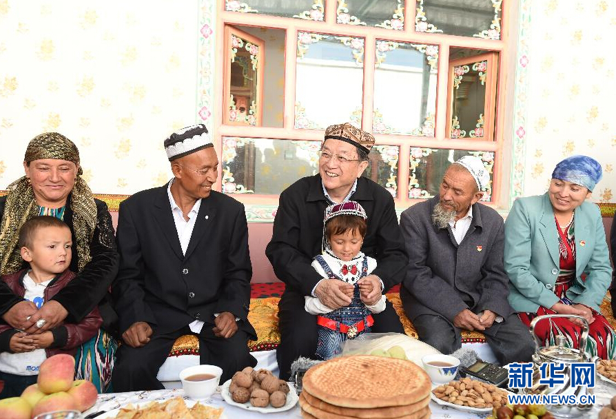 9月27日，中共中央政治局常委、全國(guó)政協(xié)主席、中央代表團(tuán)團(tuán)長(zhǎng)俞正聲率中央代表團(tuán)部分成員赴喀什地區(qū)莎車(chē)縣看望各族干部群眾。這是俞正聲在莎車(chē)縣艾力西湖鎮(zhèn)21村看望維吾爾族村民阿布來(lái)提·阿不力孜一家。新華社記者 高潔 攝