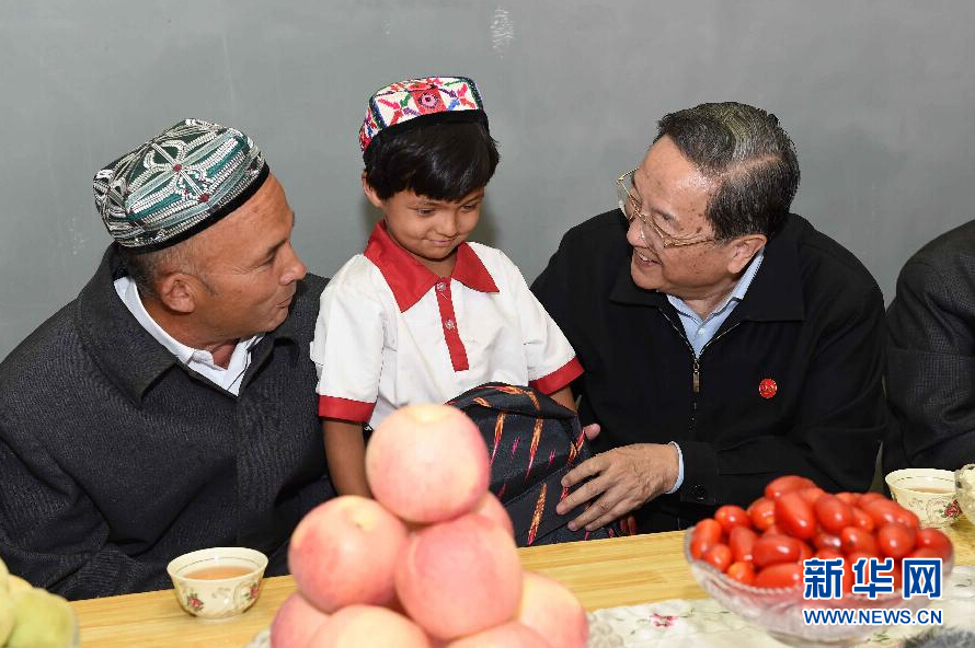 9月27日，中共中央政治局常委、全國(guó)政協(xié)主席、中央代表團(tuán)團(tuán)長(zhǎng)俞正聲率中央代表團(tuán)部分成員赴喀什地區(qū)莎車(chē)縣看望各族干部群眾。這是俞正聲到新疆生產(chǎn)建設(shè)兵團(tuán)第三師莎車(chē)農(nóng)場(chǎng)維吾爾族團(tuán)場(chǎng)職工家中看望，并向小朋友贈(zèng)送學(xué)習(xí)用品。新華社記者 饒愛(ài)民 攝