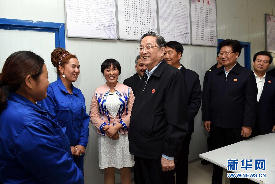 9月27日，中共中央政治局常委、全國(guó)政協(xié)主席、中央代表團(tuán)團(tuán)長(zhǎng)俞正聲率中央代表團(tuán)部分成員來(lái)到新疆英吉沙縣喀什中興手套有限公司考察。新華社記者 饒愛(ài)民 攝 
