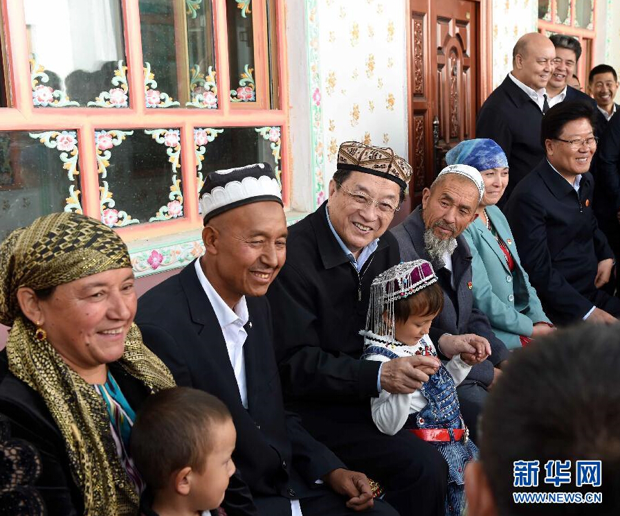 9月27日，中共中央政治局常委、全國(guó)政協(xié)主席、中央代表團(tuán)團(tuán)長(zhǎng)俞正聲率中央代表團(tuán)部分成員赴喀什地區(qū)莎車(chē)縣看望各族干部群眾。這是俞正聲在莎車(chē)縣艾力西湖鎮(zhèn)21村看望維吾爾族村民阿布來(lái)提·阿不力孜一家。新華社記者 饒愛(ài)民 攝