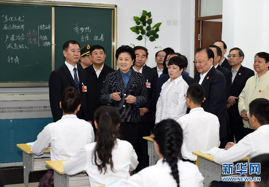 9月27日，中共中央政治局委員、國務院副總理、中央代表團副團長劉延東率中央代表團分團，帶著黨中央、國務院的親切關懷和全國各族人民的深切情誼，來到和田地區、阿克蘇地區慰問各族干部群眾，并祝賀大家中秋節快樂。這是劉延東視察對口援建的和田天津中學。新華社記者 張領 攝