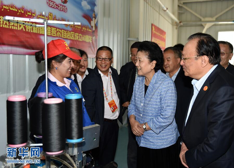 9月28日，中共中央政治局委員、國務院副總理、中央代表團副團長劉延東率中央代表團分團赴阿克蘇地區、伊犁哈薩克自治州慰問，與各族干部群眾共度節日、共享歡樂。這是劉延東在阿克蘇紡織工業城慰問棉紡工人。新華社記者張領攝