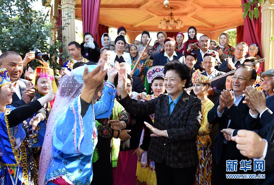 9月29日，中共中央政治局委員、國務院副總理、中央代表團副團長劉延東率中央代表團分團在伊犁哈薩克自治州看望慰問各族干部群眾。這是劉延東在伊寧市漢賓鄉發展村考察慰問時與表演維吾爾族傳統歌舞“麥西來甫”的村民們交流。新華社記者張領攝