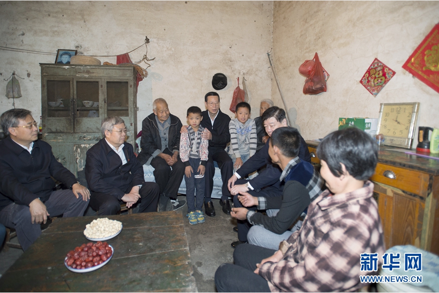 10月22日至23日，中共中央政治局常委、國務(wù)院副總理張高麗在山東調(diào)研扶貧工作情況。這是10月22日，張高麗在菏澤市巨野縣田莊鎮(zhèn)后屯村入戶看望生活困難村民。 新華社記者 王曄 攝