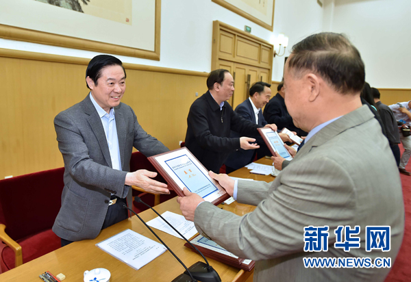 4月8日,中共中央政治局委員、中央書記處書記、中宣部部長劉奇葆在北京同講好中國故事專家學者、文化交流使者研討班學員座談。這是劉奇葆在座談會上向獲得講好中國故事文化交流使者稱號的代表頒發(fā)證書。新華社記者 李濤 攝 4月8日,中共中央政治局委員、中央書記處書記、中宣部部長劉奇葆在北京同講好中國故事專家學者、文化交流使者研討班學員座談。這是劉奇葆在座談會上向獲得講好中國故事文化交流使者稱號的代表頒發(fā)證書。新華社記者 李濤 攝