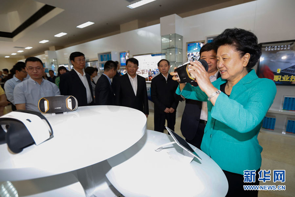 5月8日，中共中央政治局委員、國務(wù)院副總理劉延?xùn)|在天津出席2016年職業(yè)教育活動(dòng)周啟動(dòng)儀式暨全國職業(yè)院校技能大賽開幕式。這是劉延?xùn)|（右一）在天津廣播電視大學(xué)體驗(yàn)區(qū)，通過全景VR設(shè)備體驗(yàn)汽車修理培訓(xùn)課程。新華社記者 沈伯韓攝