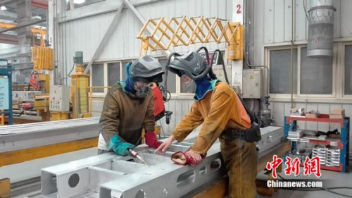 張合禮指導徒弟工作。中新網 邱宇 攝