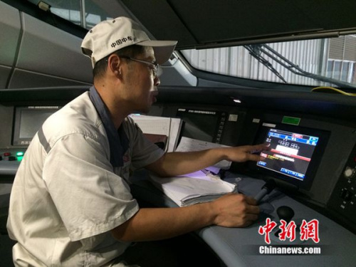中車青島四方機車車輛股份有限公司高鐵調試高級技師周勇在演示調試過程。中新網 邱宇 攝