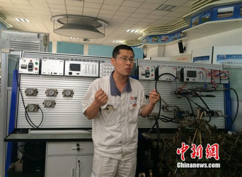 周勇在工作室介紹設備。中新網 邱宇攝