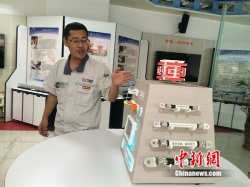 周勇在工作室介紹他制作的模型。中新網 邱宇 攝