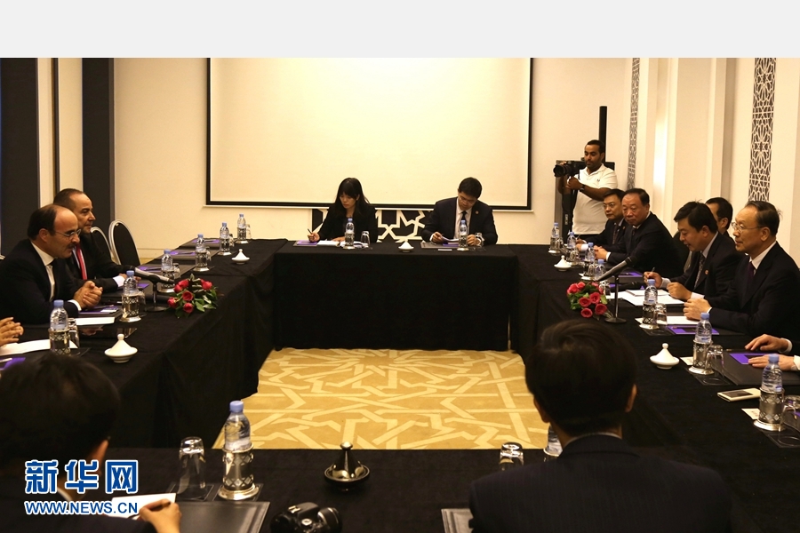 9月19日，在摩洛哥首都拉巴特，中共中央書(shū)記處書(shū)記、全國(guó)政協(xié)副主席杜青林（右一）會(huì)見(jiàn)摩洛哥真實(shí)性與現(xiàn)代黨總書(shū)記奧馬里（左一）。應(yīng)摩洛哥參議院邀請(qǐng)，中共中央書(shū)記處書(shū)記、全國(guó)政協(xié)副主席杜青林于18日至20日率中共代表團(tuán)訪(fǎng)摩，分別會(huì)見(jiàn)政府首腦本·基蘭、參議長(zhǎng)本希馬、真實(shí)性與現(xiàn)代黨總書(shū)記奧馬里等。新華社記者劉鍇攝