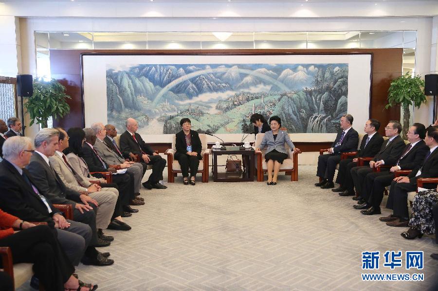 9月28日,國際醫(yī)學科學院組織2016年全體成員大會在北京舉行。國務院副總理劉延東出席會議并作主旨報告。會前,劉延東集體會見出席大會的主要嘉賓。新華社記者劉衛(wèi)兵攝 9月28日,國際醫(yī)學科學院組織2016年全體成員大會在北京舉行。國務院副總理劉延東出席會議并作主旨報告。會前,劉延東集體會見出席大會的主要嘉賓。新華社記者劉衛(wèi)兵攝