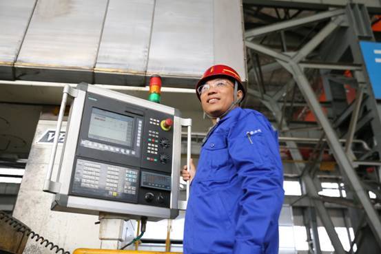 【大國(guó)工匠】工地的明燈:自學(xué)成才的裝配大師 436623309261348187.jpg