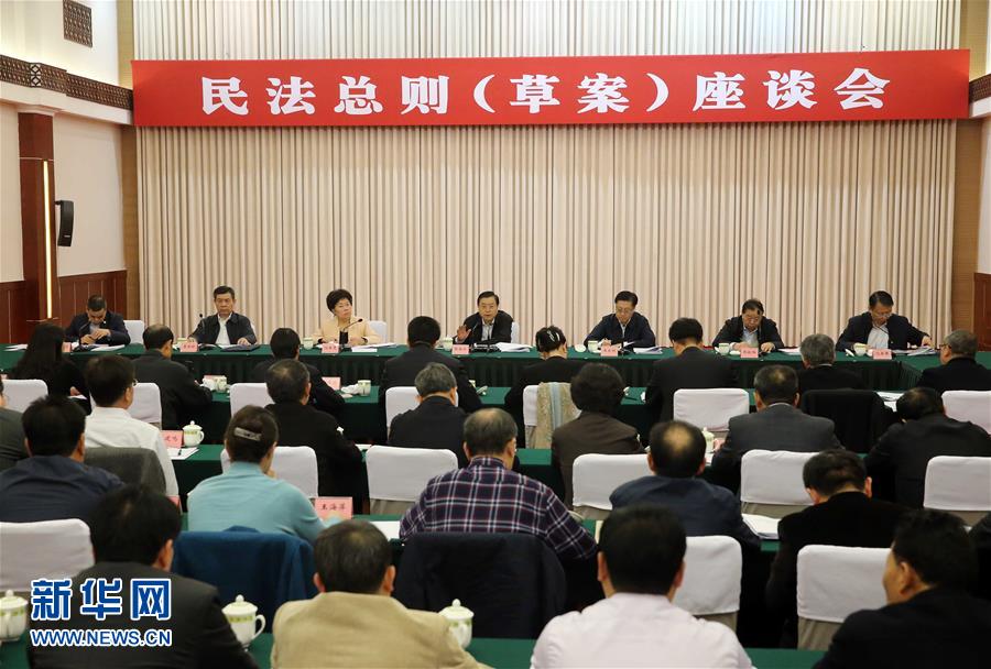 這是11月23日，張德江在成都主持召開座談會(huì)，11個(gè)省（區(qū)、市）人大常委會(huì)負(fù)責(zé)同志、部分全國人大代表、法律工作者及專家學(xué)者參加會(huì)議。新華社記者 劉衛(wèi)兵 攝 