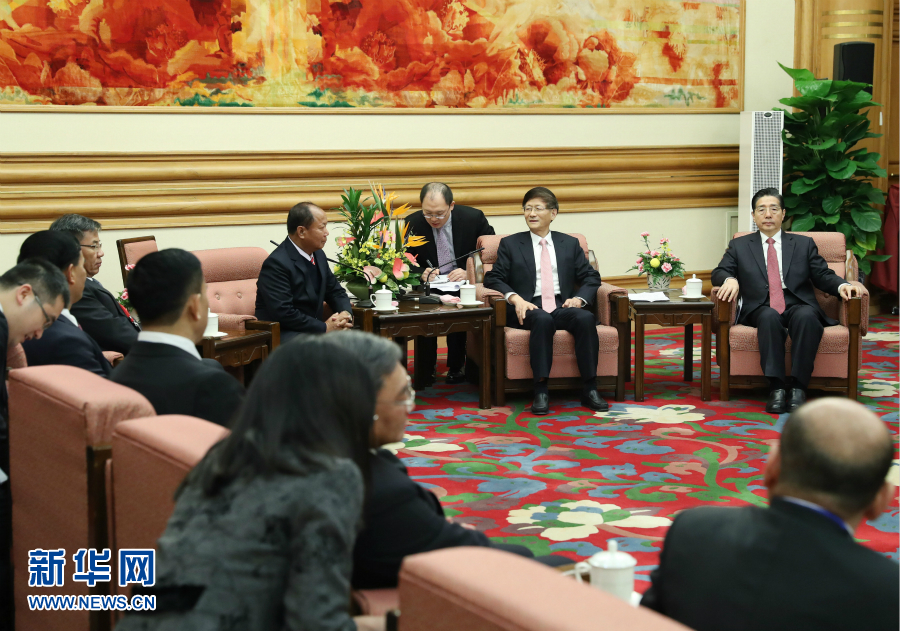 12月27日,中共中央政治局委員、中央政法委書記孟建柱在北京集體會見出席湄公河流域執(zhí)法安全合作機制成立五周年部長級會議的各國代表團團長。新華社記者 王曄 攝 12月27日,中共中央政治局委員、中央政法委書記孟建柱在北京集體會見出席湄公河流域執(zhí)法安全合作機制成立五周年部長級會議的各國代表團團長。新華社記者 王曄 攝